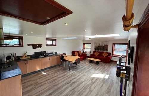 Newton Stewart House | Unforgettable Anne's Cottage - Pet Friendly Waterside Retreat