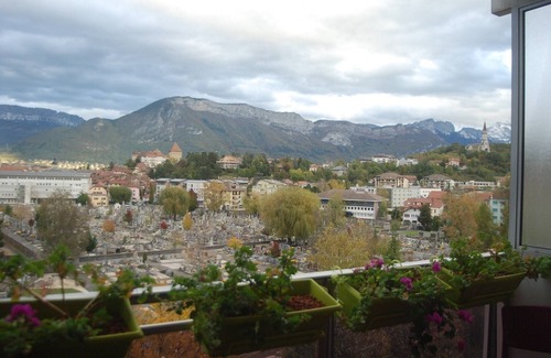 Annecy Apartment | Scenic Annecy Retreat: Lake Views and Convenient Parking