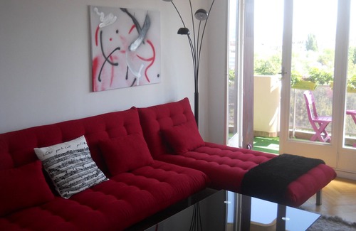 Annecy Apartment | Scenic Annecy Retreat: Lake Views and Convenient Parking