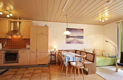 Doebriach Apartment | Discover Annemarie: Guest Rated 9.8 with Lake View & Spa