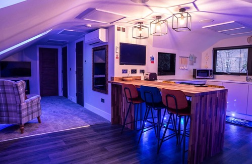 Ossett Apartment | Modern Annex Apartment with Pool, Gym & Family-Friendly Perks