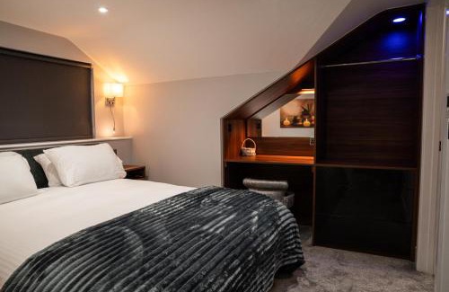 Ossett Apartment | Elegant Annex Apartment with Pool, Steam Room & Gym