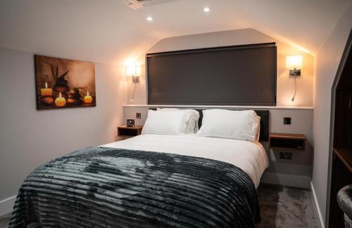 Ossett Apartment | Elegant Annex Apartment with Pool, Steam Room & Gym