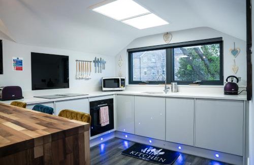 Ossett Apartment | Elegant Annex Apartment with Pool, Steam Room & Gym