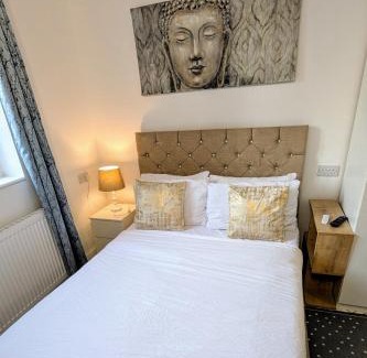 South Ruislip House | Inviting Annexe Studio with Private Entrance & Parking