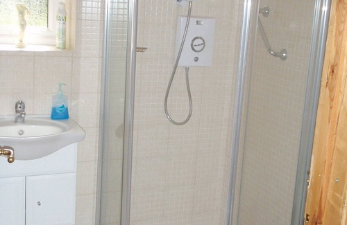 Slinfold Apartment | Relaxing Retreat with Hot Tub, Free Wi-Fi & Spa Access