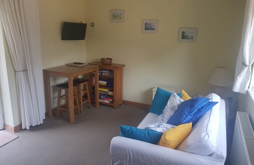 Slinfold Apartment | Relaxing Retreat with Hot Tub, Free Wi-Fi & Spa Access