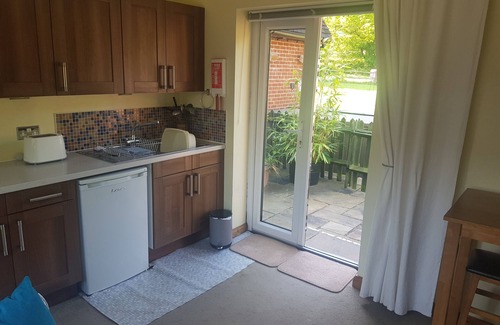 Slinfold Apartment | Relaxing Retreat with Hot Tub, Free Wi-Fi & Spa Access