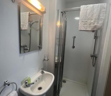 Skibbereen Bed & Breakfast | Cozy Stay at Annie May's Bar, B&B with Breakfast Included