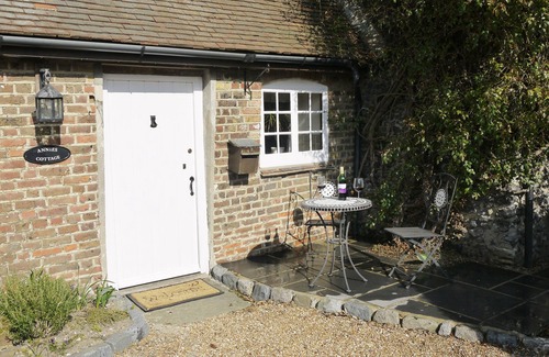 Manston Cottage | Charming Annie's Cottage with Ocean View & Family Amenities