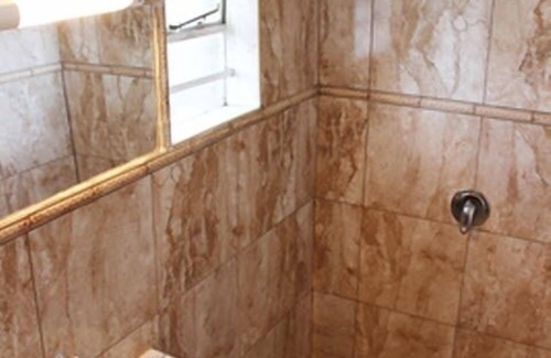 Blantyre Cabin | Discover Annie's Lodge Blantyre: Ideal for Families and Foodies