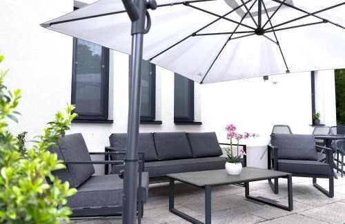 Siofok Aranypart Bed & Breakfast | Oceanfront Annie Villa: Guest Rated 9.8 & Family Friendly