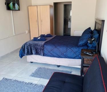 Emfuleni House | Child-Friendly Retreat at Annies Overnight with Hot Tub