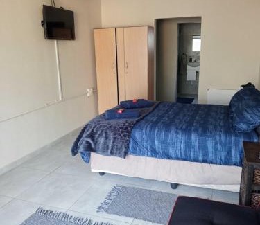 Emfuleni House | Child-Friendly Retreat at Annies Overnight with Hot Tub