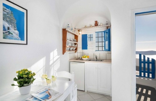 Imerovigli House | Discover Annio Flats: Oceanfront Bliss with Top Reviews