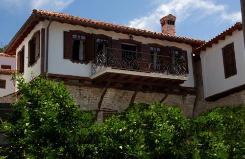 Kallirakhi Apartment | Explore Annousa's House & Studios: Top-Rated Family Retreat