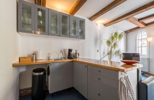 Burgwallen Nieuwe Zijde Bed & Breakfast | Discover Anny's Warehouse in the Heart of the City!