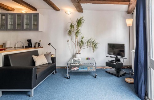 Burgwallen Nieuwe Zijde Bed & Breakfast | Discover Anny's Warehouse in the Heart of the City!
