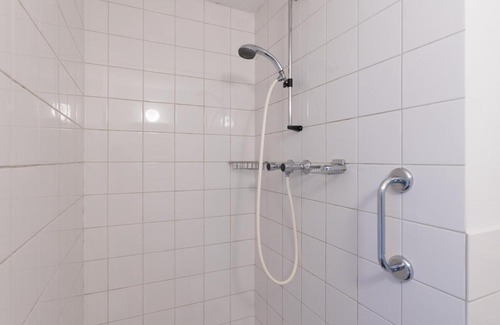 Burgwallen Nieuwe Zijde Bed & Breakfast | Discover Anny's Warehouse in the Heart of the City!