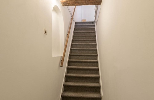 Burgwallen Nieuwe Zijde Bed & Breakfast | Discover Anny's Warehouse in the Heart of the City!