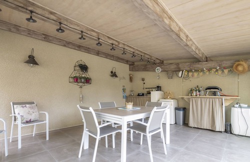 Rognonas Villa | Convenient Stay at Anouk - Steps from Rognonas Attractions