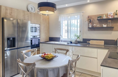 Rognonas Villa | Convenient Stay at Anouk - Steps from Rognonas Attractions