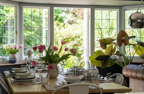New Forest District House | Exceptional Anoush: 4-Star Stay with Family and Pet Amenities