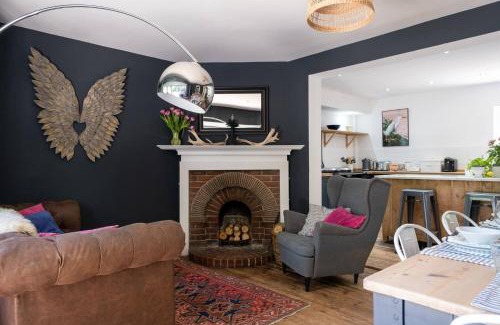 New Forest District House | Exceptional Anoush: 4-Star Stay with Family and Pet Amenities