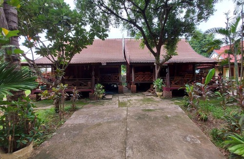 Champasak House | Riverview Serenity: Family-Friendly Anouxa Guesthouse Awaits