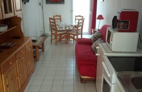 Ver-sur-Mer Apartment | Cozy Anselme Duplex with Ocean View Near the Beach