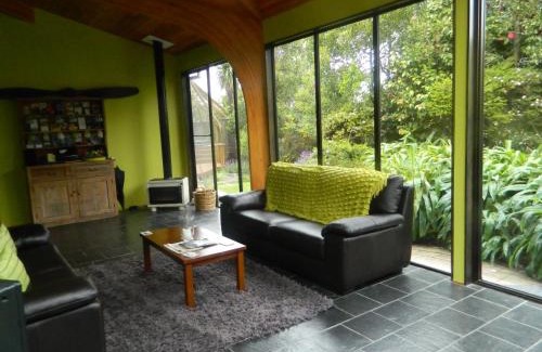 Renwick Bed & Breakfast | Relax at Antares Homestay: 4-Star Poolside Retreat