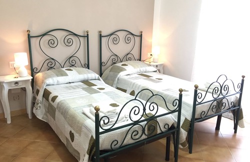 Ercolano Bed & Breakfast | Highly Rated Anthea B&B with Breakfast & Family-Friendly Amenities