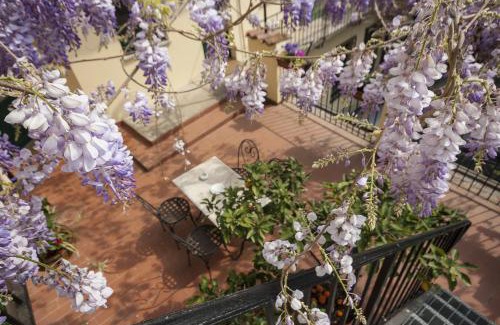 Busto Arsizio House | Delightful Antica Corte: Family-Friendly with Breakfast Included