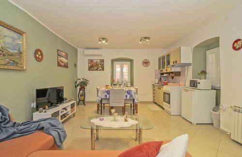 Gracisce House | Cozy Antica Retreat in Jakačići with Private Pool