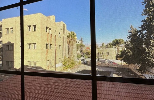 Al Abdali Apartment | Welcoming Antica Jabalal-lwebdeh: Pet-Friendly Retreat