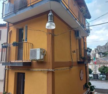Motta Camastra Apartment | Idyllic Antico Borgo Near Gole Alcantara with Ocean View