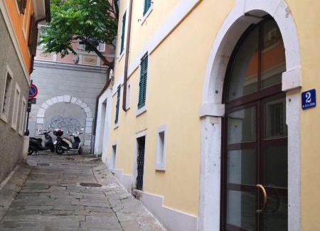 Citta Nuova-Barriera Nuova-San Vito-Citta Vecchia Apartment | Cozy Antico Borgo Apartment: Family & Pet-Friendly Retreat
