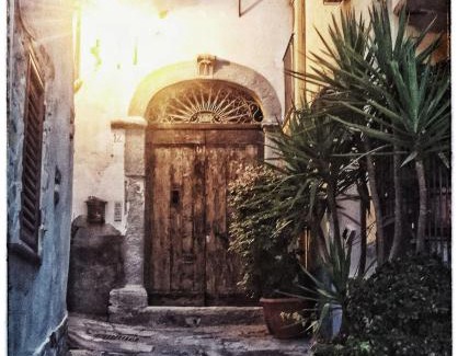Regalbuto House | Budget-Friendly Antico Portale - Family-Friendly with Breakfast