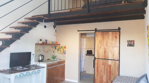 Concepcion del Uruguay Hotel | Pet-Friendly Antigua Fonda Duplex Studio with Kitchen