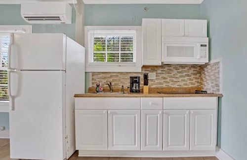 Historic Seaport Condo | *ANTIGUA SUITE @ SEAPORT INN* Guest Suite w/Pool Access + LAST KEY SERVICES.