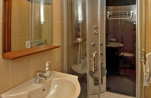 Doboz House | Discover Antiklak: Pet-Friendly Oasis with Ocean Views