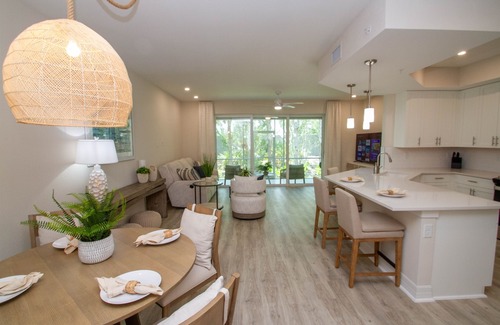 Naples Condo | Idyllic Antilles Coach Home with Oceanfront Pool Access