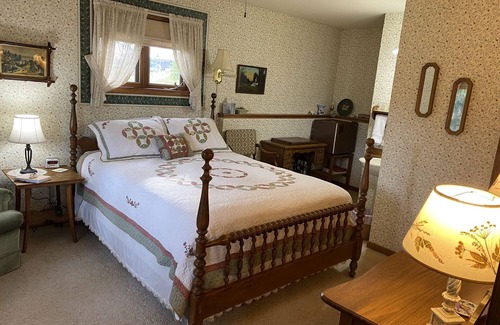 Baraboo Resort | Cozy Antique Room near Devils Lake & Wisconsin Dells