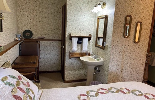 Baraboo Resort | Cozy Antique Room near Devils Lake & Wisconsin Dells