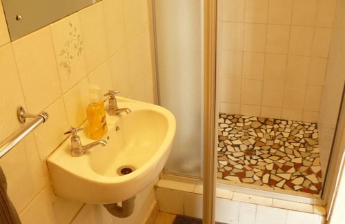 Grahamstown House | Charming Antique Silk Self Catering Unit - Family Friendly