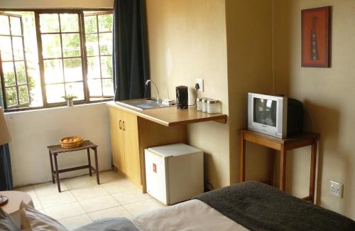 Grahamstown House | Charming Antique Silk Self Catering Unit - Family Friendly