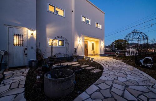 Inuyama Apartment | Delightful Antiques Inuyama: Family & Pet-Friendly Retreat