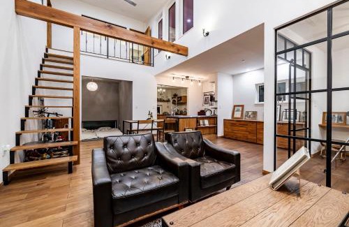 Inuyama Apartment | Delightful Antiques Inuyama: Family & Pet-Friendly Retreat