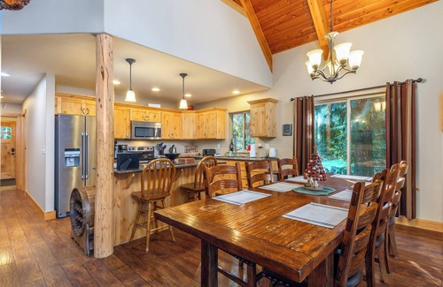 Packwood Cabin | Antler Ridge: Hot Tub, River Access & Spa Amenities Await!