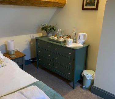 Abbots Bromley Bed & Breakfast | Cozy Antlers Bed and Breakfast: Rated 9/10 with Family Perks